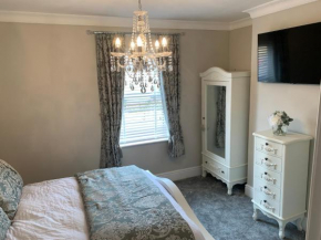 Luxury House, central Stamford with parking